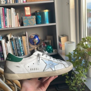 Golden Goose - Säljer ett par Golden goose i storlek 39 som även passar storlek 40. Skorna är använda under kort period och är i mycket bra skick. Skriv ifall det är något extra som ni funderar över ⭐️