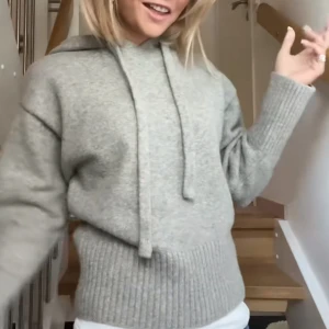 Jättesöt stickad hoodie 💕 - (Första bilden tagen från tik tok) säljer då den inte kommit till användning💕😊