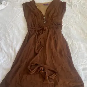 Fin brun klänning som går att knyta i midjan💕 Köpt på Plick men aldrig använt💕 Står ingen storlek men skulle uppskattta till en 36/38💕