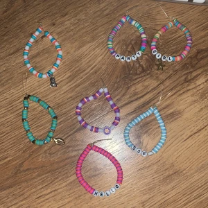 Färgglada armband❤️ - 7 st fina armband, mått kan jag möta ut vid intresse🥰 2 för 15kr och alla för 45kr, 10kr st❤️