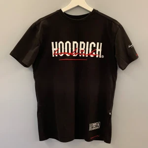 Hoodrich T-Shirt  - Storlek XS men passar S, passar dig runt 1,70 cm Skicket är perfekt 
