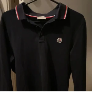 Moncler pike  - Hej! Säljer nu denna moncler pike i bra skick! Givetvis äkta✌️ Storleken är m men passar S också. Hör av er vid frågor.