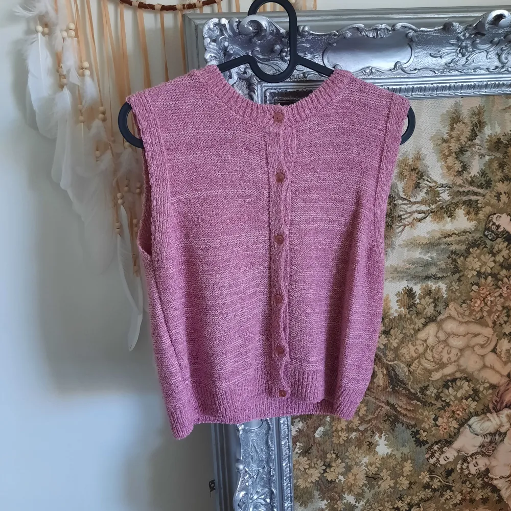 Såå skön stickad tröja, världens mysigaste material och så fin färg. Säljer då den inte riktigt min stil, köpte den från asos sen har den bara hängt i garderoben, aldrig använd💖. Yläosat.