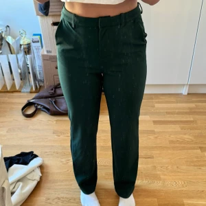 Kostymbyxor  - För korta för min smak därav säljer jag dem. Använt 1 gång