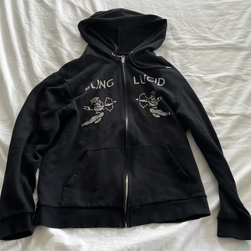 Bling Lucid hoodie, helt okej skick men har defekt på pärlorna eller vad man kallar det. Några har fallit av men syns knappast. Hoodies.