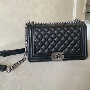 Väska - Väska liknande en från CHANEL. Snygg och robust med några få skavanker (se bilder) men de löser man nog lätt med lite skokräm eller nått 