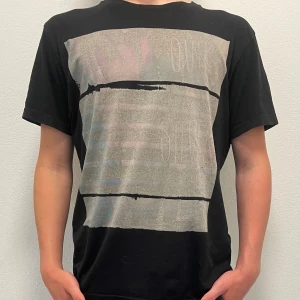 Quicksilver t-shirt - Hej säljer denna snygga t-shirt av Quicksilver som passar perfekt till sommaren. Hör av dig om fler frågor eller bättre bilder. 