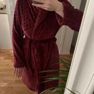 Morgonrock - Vinröd/mörkrosa morgonrock från Hunkemöller. Blivit förliten därav säljer jag den men använd många gånger men har inga skavanker! Jätteskön