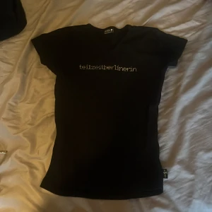 T-Shirt  - Säljer en skit snygg tröja från look 54 med rhinestones på🪩👌kom med prisförslag ( rimligt) 