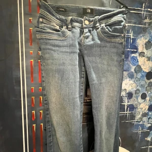 Lågmidjad LTB jeans  - Vi alla vill ha dem snygga lågmidjade LTB jeans, men de är för dyra? Nej inte här på Glamourssellout. 300 kr för de snyggaste LTB jeansen på marknaden. Nyskick och passar dunder. 💗Storlek är anpassad för 27/30 och 26/30