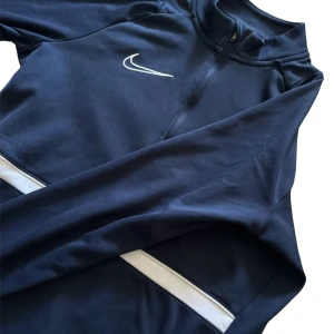 Nike tröja - Inga defekter! 🤍 Passar jättefint och formar lite