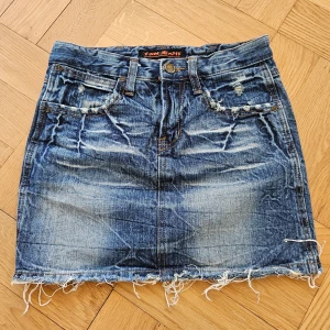 Jeanskjol - Så fin vintage jeanskjol! Från märket T&M Jeans, står storlek S och storlek 25 på lapparna. Coola detaljer på fickorna och slitningar längs kanterna. Tveka inte på att höra av er vid frågor! (Kan tyvärr inte visa bild på då den inte passar) 💞
