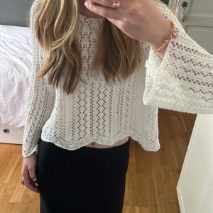 3/4 tröja - En väldigt fin stickad 3/4 tröja från only i storlek xs med en ”mjölkvit” nyans!  Säljer eftersom den inte kommer till användning, använd ett fåtal gånger!!❤️  Köparen står för frakt💘