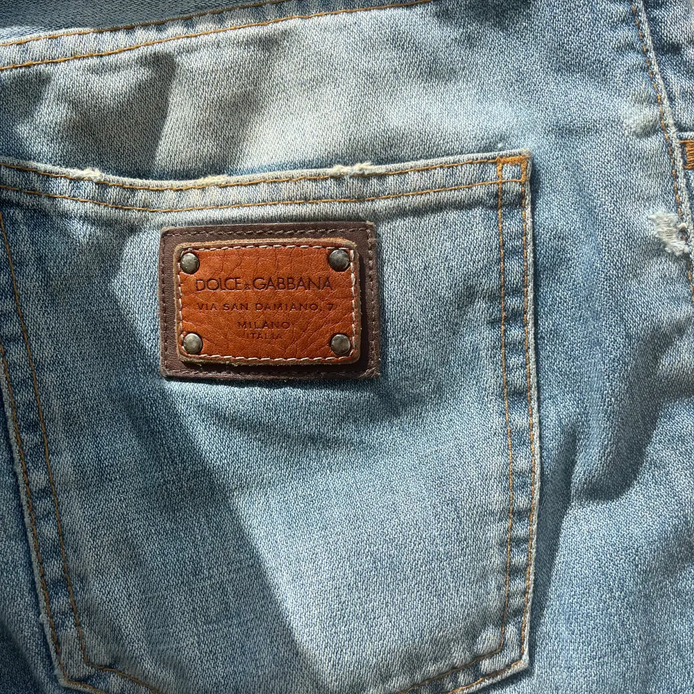 Säljer dessa sjukt coola Dolce&Gabbana jeansen, lågmidjade med så fina detaljer. Älskar de verkligen men använder aldrig. Står ingen storlek men skulle säga 38/40 beroende på hur man vill att de ska sitta. Nyskick! 😍😌. Jeans & Byxor.