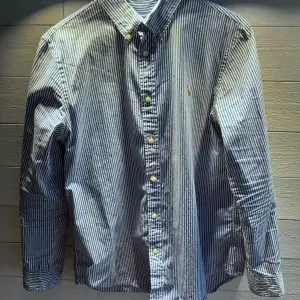 Ralph Lauren Skjorta i bra skick. Säljer för att den är för liten för mig. 