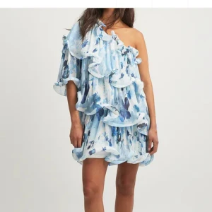 NAKD x Lojsan Wallin  - Finaste sommarklänningen som är helt slutsåld, lapparna kvar❣️❣️