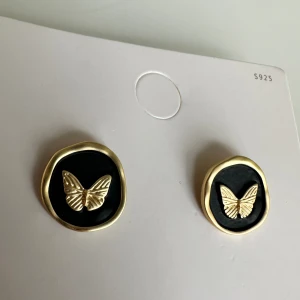 Öronhängen  - ger en unik och stilfull touch. De cirkulära detaljerna lägger till en modern dimension till denna eleganta ring. Bär dessa ringar för att lägga till en touch av sofistikerad stil och en subtil lekfullhet till din look. ✨