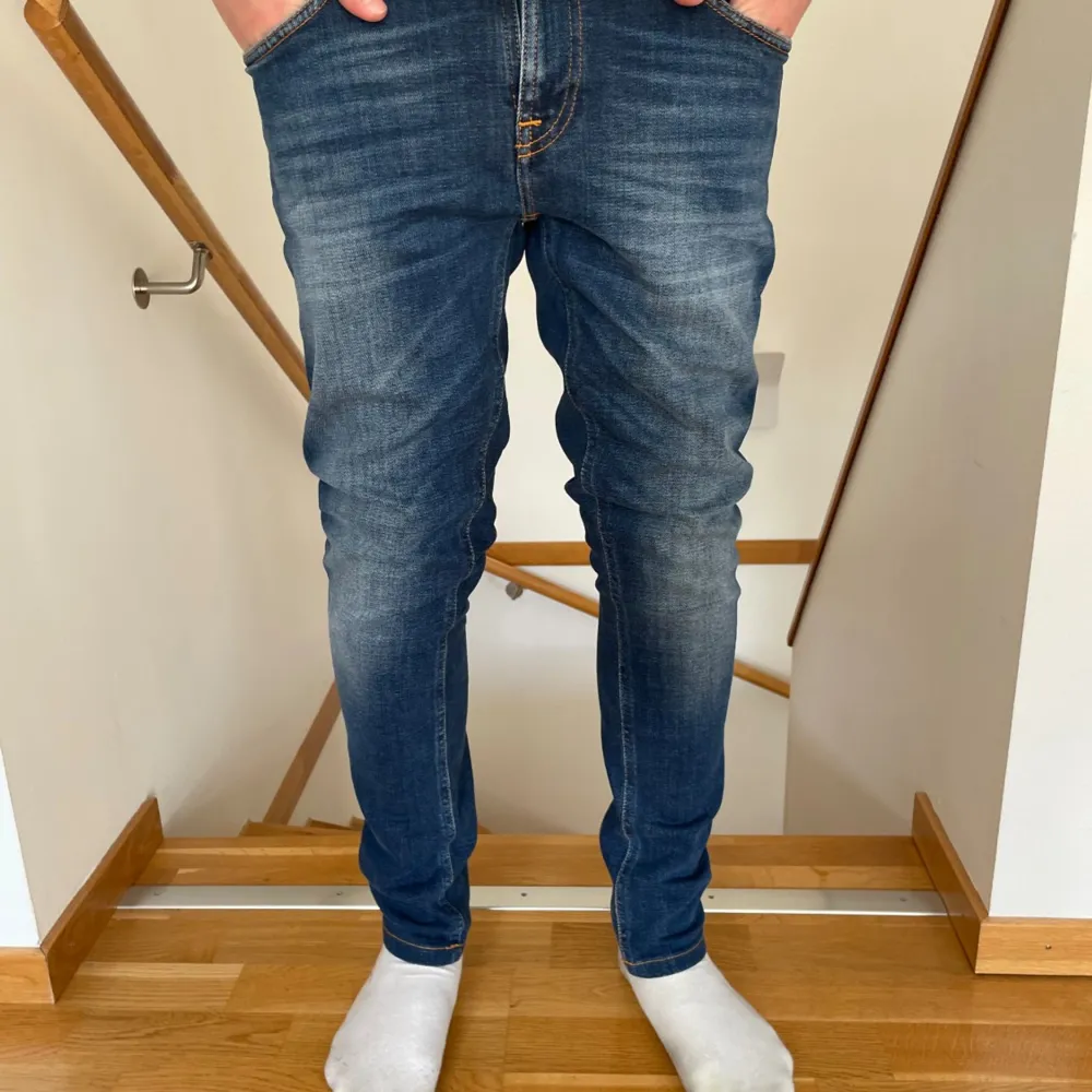 Riktigt feta Nudie jeans för endast 299kr🤩 Skick 9/10 finns inga defekter. Modellen är Skinny lin, sitter som slim. Jeans & Byxor.