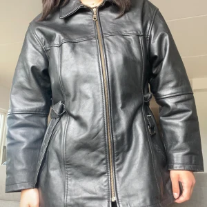 Läderjacka - Snygg läderjacka som är köpt second hand! Finns band runt midjan om man vill justera☺️🫶🏻