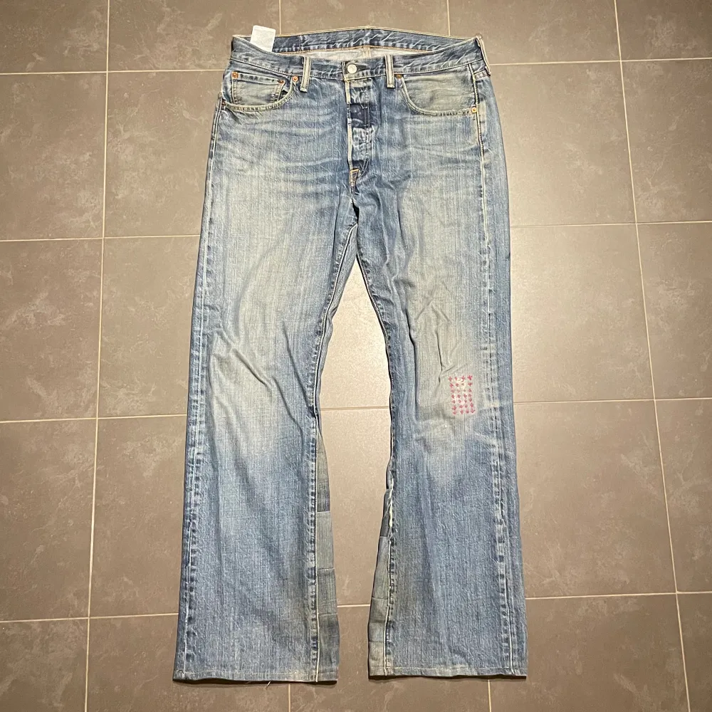 Snygga vintage jeans med lagning på knät och utsydda av mig. Storlek W34 L34. Tveka inte med att skriva till mig med frågor eller för mer bilder👌. Jeans & Byxor.