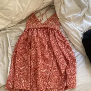 Helt oanvänd klänning från zara i storlek m. Har för mig att den inte går att köpa längre i butik och online. Prislapp finns kvar!!❤️‍🔥