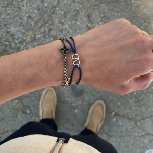  Valentino Armand - Säljer armband får valentino i gott skick.  OG grejer följer med. Och den går att justera passformen. Bara att höra av er vid flera frågor 🙌