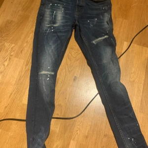 Valere jeans small tapered fit - Sköna jeans till sommar vår höst och vinter använda 2 gånger. Hör av om det är någon fråga 