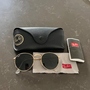 Rayban solglasögon - Super fräcka solglasögon från rayban i nyskick! Modellen heter ”round metal”. Nypris: 2600kr