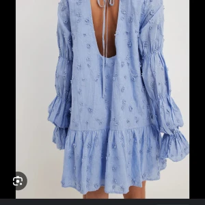 Säker - Söker denna söta klänning i gult eller blått!!! Kan tänka mig betala mycket 