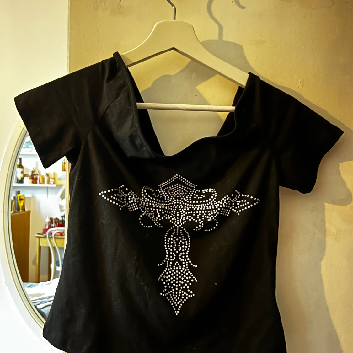 Half off-shoulder tröja med kors