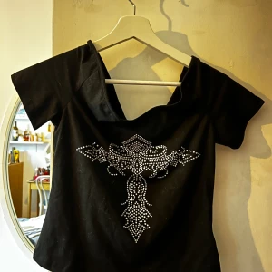 Half off-shoulder tröja med kors - Storlek: M Använd: 1 gång