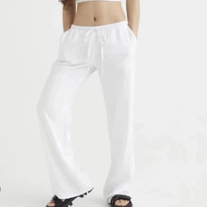 Vita linnebyxor  - Vita linnebyxor från HM med låg midja, storlek XXS. Egna bilder kan ges vid intresse😊