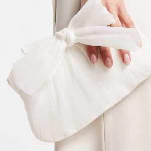 Vit clutch - Slutsåld clutch från ASOS som är perfekt till bal och student. Aldrig använt och med prislapp och påse kvar. Returtiden gick ut och jag säljer vidare.