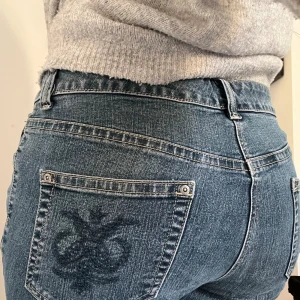 Jeans med fina mönster på bakfickorna - Detta är ett par jeans med fina mönster på fickorna där bak, säljer då de aldrig kommer till användning. Har inga defekter och är bara använda en gång!