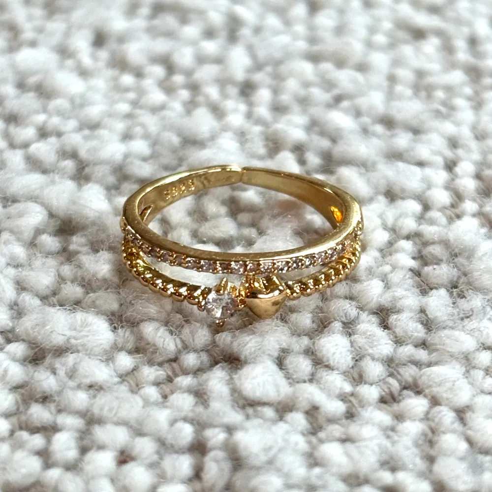 Du kommer få fina, kvalitativa & prisvärda ringar som endast kostar 99kr💕 Alla är vattentäta och gjorda av rostfritt stål ✌️ Ringarna orsakar alltså inga utslag 💕 Denna ring är justerbar & i guld. För fler frågor/bilder skicka ett meddelande 🌸. Accessoarer.