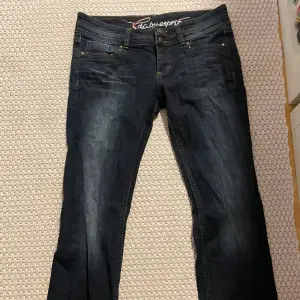 Lågmidjade jeans i mycket bra skick! Lite osäker på storlek, men det står ”five” innanför byxorna! (Se bild)