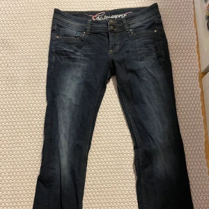 Lågmidjade jeans  - Lågmidjade jeans i mycket bra skick! Lite osäker på storlek, men det står ”five” innanför byxorna! (Se bild)