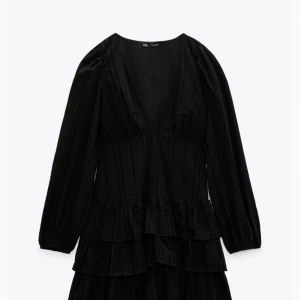 Zara klänning - Klänning från Zara med prislapp kvar Storlek M men passar S också🫶🏻