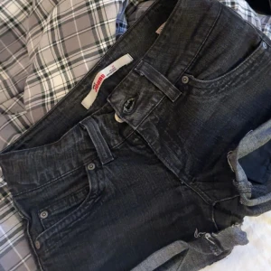 Jeansshorts  - Säljer mina fina jeansshorts som tyvärr blivit försmå! Midjemått rakt över : 37