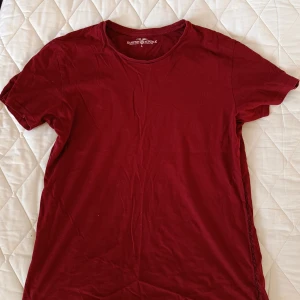 Schysst tisha - Fräsh, aldrig använd. 