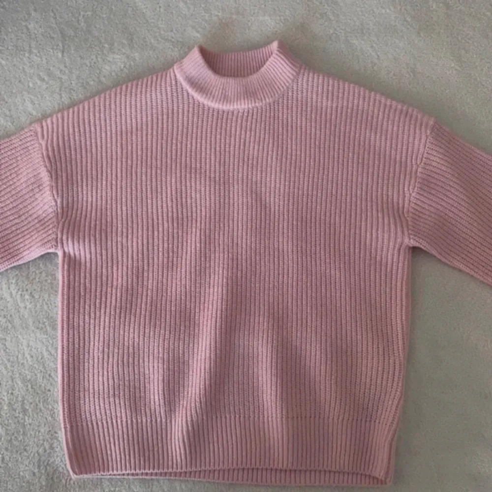 Säljer denna jätte gulliga rosa stickade tröjan i storlek S för 60kr Använt den 1-2 gånger så den är i jätte bra skick💕💕. Tröjor & Koftor.