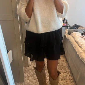 Volangkjol - Den perfekta volangkjolen från Chelsea. Nypris ligger på 450kr ungefär och den här är helt oanvänd. Storlek XS  ❤️