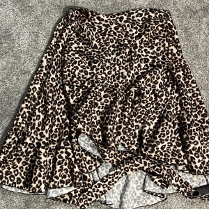 Leopard kjol - En söt leopardmönstrad silkeskjol med knyte och lite volang. Har används ca 10 gånger men är i väldigt bra skick.