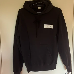 Hoodie  - En svart m&co hoodie i strl s, knappt använd 💕 