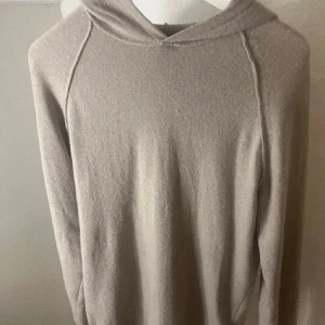 Oscar Jacobsen Kashmir hoodie - Jag säljer en beige Oscar Jacobsen hoodie i 100% äkta kashmir. Tröjan är storlek Small och jag väljer att sälja den eftersom den inte kommer till användning. Priset går absolut att diskutera!