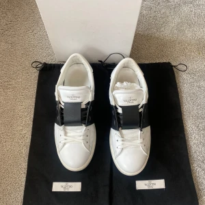 Valentino Opens - Tjena, säljer dessa Valentino Skor i modellen Open. Dom är inte använda mer än 10 gånger. Box och dustbag medföljer. För fler bilder/frågor är det bara att höra av dig