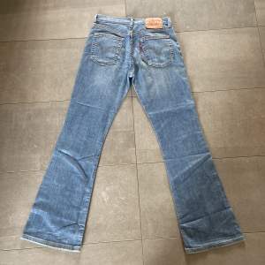 Levis Jeans i nyskick💗 mått: midjemått: 37 cm, innebenslängd: 79 cm💞