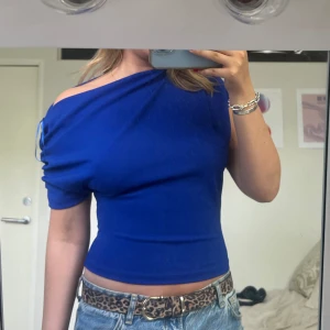 Zara topp! - Säljer denna blå topp ifrån Zara! Aldrig använd och prislapparna sitter kvar!💙💙 Storlek S!