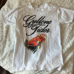 Vit T-shirt  - En cool vit T-shirt med tryck!