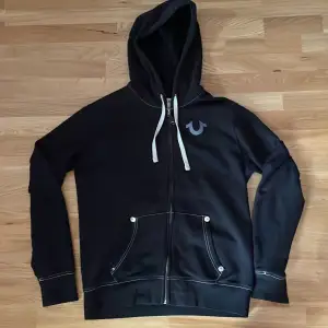 Riktigt snygg zip hoodie från märket true religion i bra skick, storlek medium 💯💯👀❤️❤️🔥🔥 Fire shit